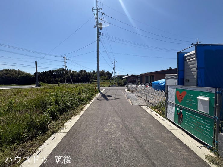 【北側4.0m道路に面した落ち着きある環境】前面道路の見通しも良く、周辺は穏やかで新しい街並みが広がっています。西側6.0m道路にも接する角地です。