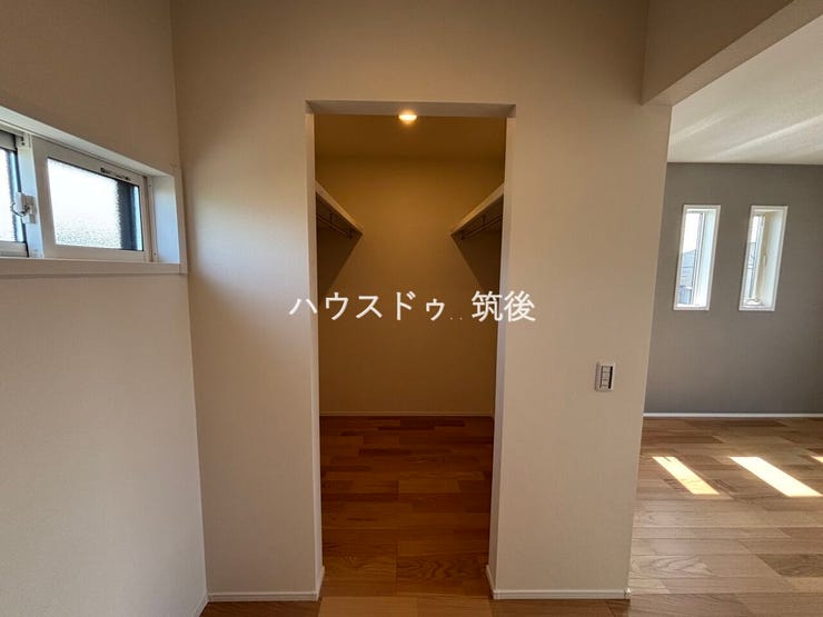 衣類をしっかり収納できるウォークインクローゼット