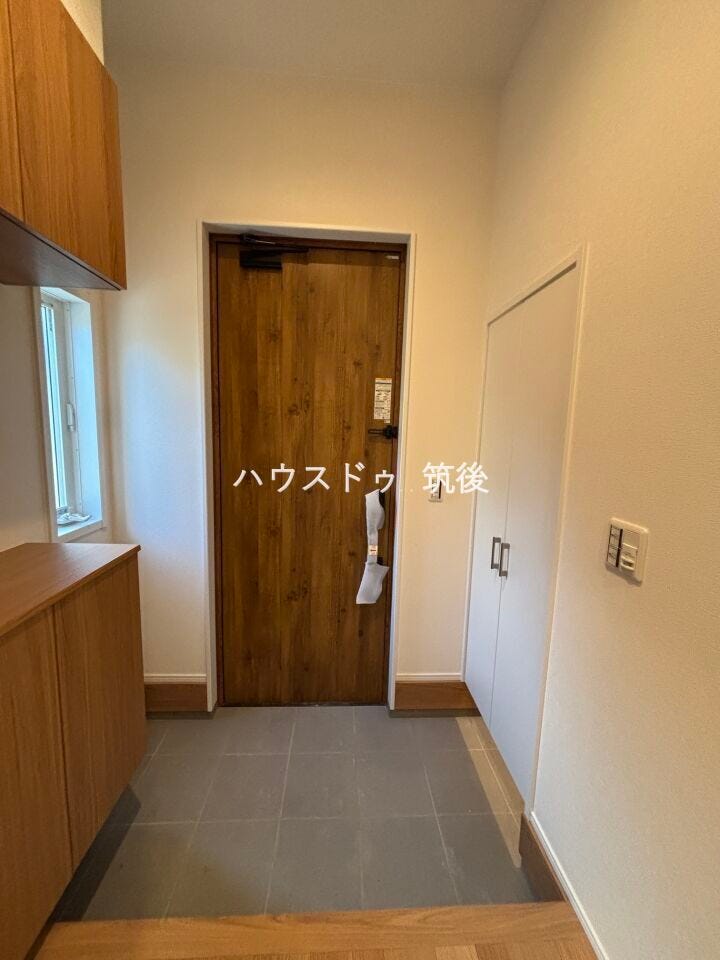 収納付きでスッキリとした玄関スペース