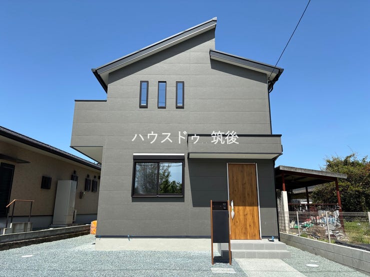 落ち着いた外観デザイン。駐車スペースも広く確保されています