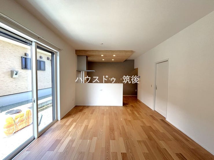 大きな掃き出し窓で明るいリビング空間です