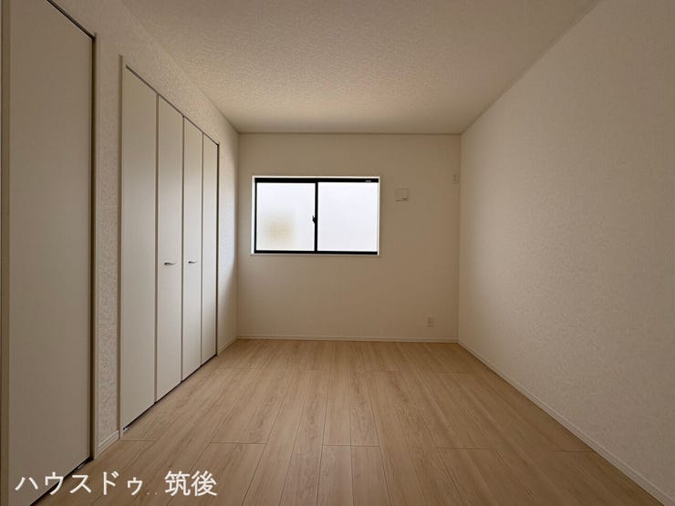 【大型収納完備の6.5帖寝室】壁一面に大容量のクローゼットを備えており、ご夫婦の衣類や季節物までしっかり格納できます。シンプルで使いやすい形状のため、ベッドなどの家具もスムーズに配置可能です。