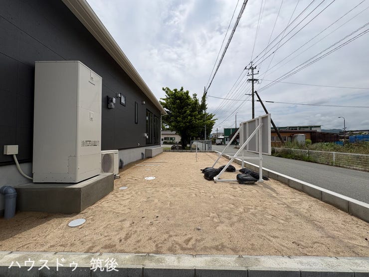 【平坦に整地されたお庭スペース】敷地境界にブロックが施工され、平らに整えられた土の空間です。ガーデニングや家庭菜園、お子様の遊び場、DIYなど、ご家族のライフスタイルに合わせて柔軟に活用できます。