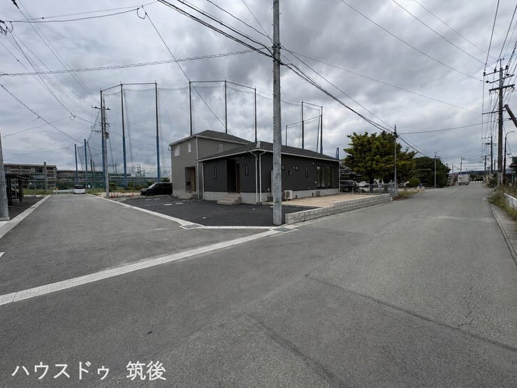 【前道6m以上のゆとりある敷地】前面道路は幅員約6.3m~6.0mの公道(市道)に面しており、お車の出し入れや運転が苦手な方でも、焦らずスムーズに駐車ができるストレスフリーな環境です。