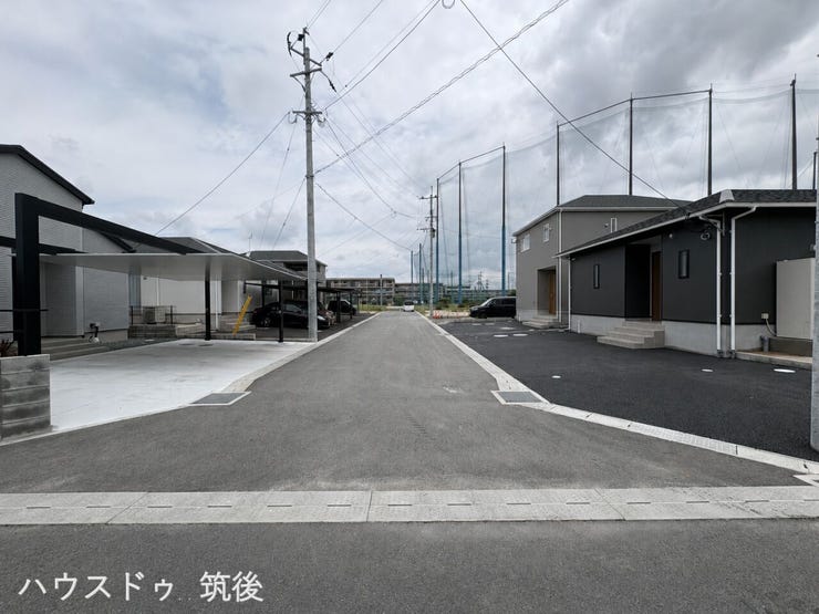 【見通し良好な広々前面道路】幅員6mのゆとりある市道に面しており、お車のすれ違いもスムーズで、運転や駐車が苦手な方でもストレスなく、日々快適に出入りができる安心の住環境です。