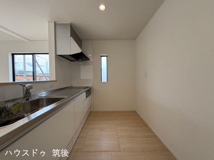 【IH搭載の対面式キッチン】お手入れが簡単なIHクッキングヒーターを採用。上部に遮るものがないため開放感があり、キッチン内に熱やにおいがこもりにくいよう、奥側に換気・採光用の小窓を備えています。