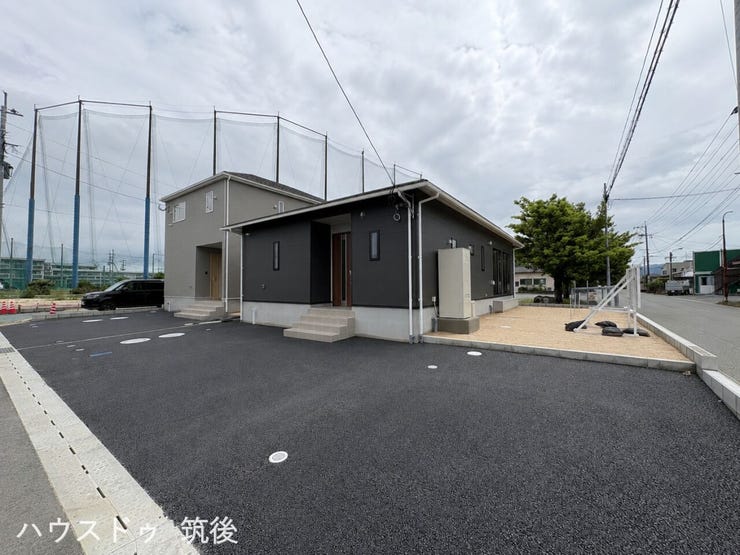 【お車3台駐車可能なカースペース】前面が広くアスファルト舗装されており、普通車を含めて3台までスムーズに駐車可能です。雨の日でも足元がぬかるむ心配がなく、毎日の出し入れやゲストの来訪時にも重宝します。