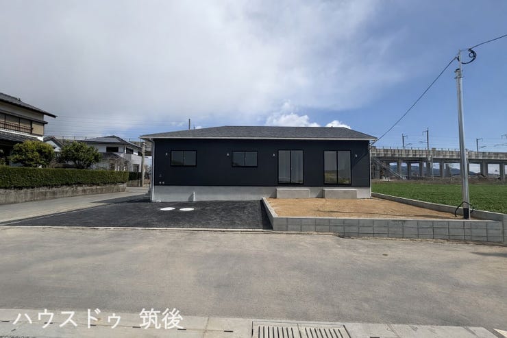 現地写真(2026年4月上旬完成予定)
駐車3台可能。
現在内覧可能です!