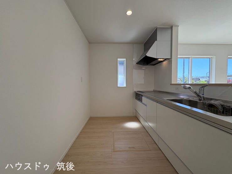 キッチン横に小窓を配置し、自然光が入る明るい調理スペースを実現しました。調理中のニオイや煙も素早く換気でき、常に清潔で心地よい空間を保てます。