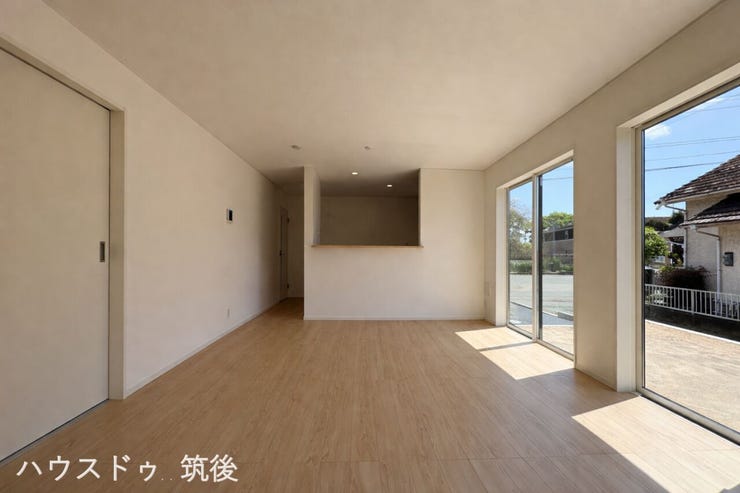 お料理中もリビングでくつろぐご家族や、窓際で遊ぶお子様の様子を見守れる安心の設計です。自然と会話が生まれる開放的なLDKで、かけがえのない家族時間を過ごせます。