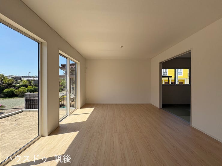 和室の扉を開け放てば、リビングと一体化したゆとりの大空間に。お子様のプレイスペースやお昼寝場所としてはもちろん、来客時の寝室としても重宝します。暮らしの幅が広がる、使い勝手の良い間取りです。