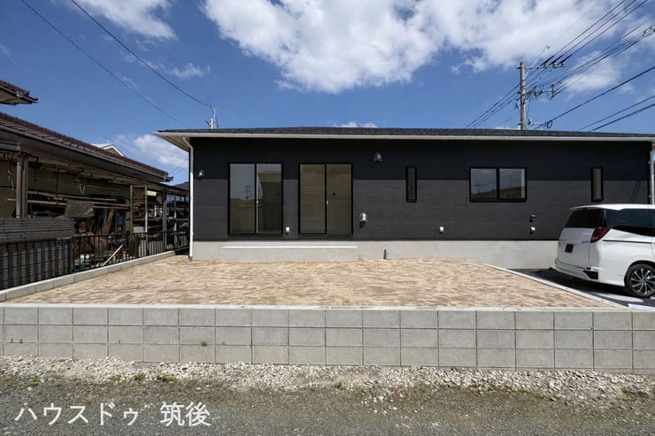 日当たり良好な庭は、家庭菜園やBBQ、お子様の遊び場に最適です。