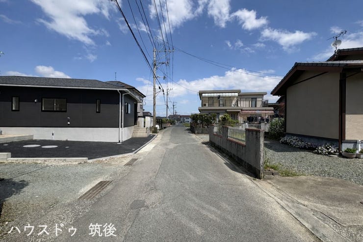 前面道路は幅員約4.6m。4m道路で感じがちな「すれ違いのしにくさ」が緩和され、普通車同士でも落ち着いて離合できる幅を確保しています。