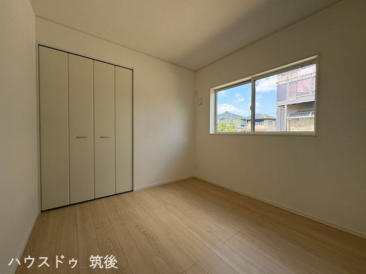 お子様部屋やテレワーク、趣味の部屋にぴったりな4.5帖の洋室です。クローゼット完備でお部屋を広く使え、集中して作業や勉強に取り組めるプライベート空間として重宝します。
