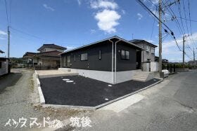 落ち着きのあるダークトーンの外観。上下階の移動がないフラットな設計が魅力。駐車2台可能なスペースを完備し、共働き世帯やご夫婦での2台持ちにもしっかり対応します。