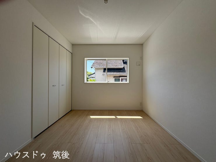 主寝室や子供部屋として使い勝手の良い6帖の洋室です。豊富な収納スペースのおかげで、居住空間を最大限に活用できます。