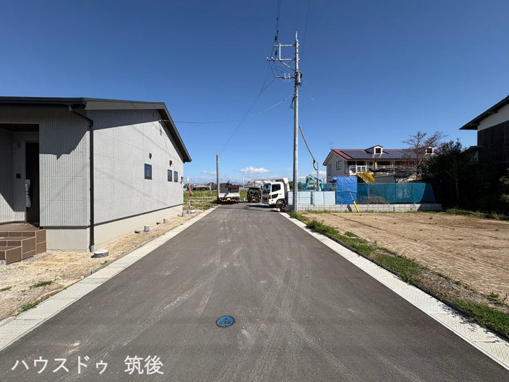 ゆとりある幅員の前面道路。お車の出し入れがスムーズなのはもちろん、隣地との空間が確保されるため、日当たりや通風も良好な開放的な住環境です。