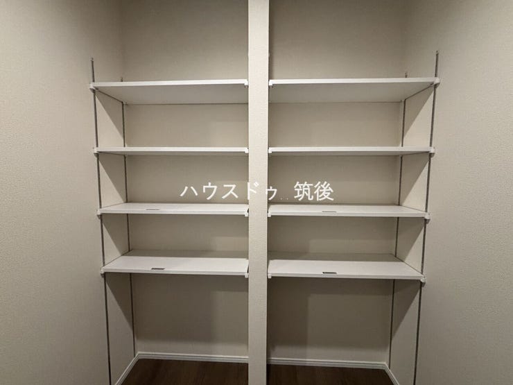 玄関横にシューズインクロークを設置。ベビーカーやアウトドア用品も収納可能です。