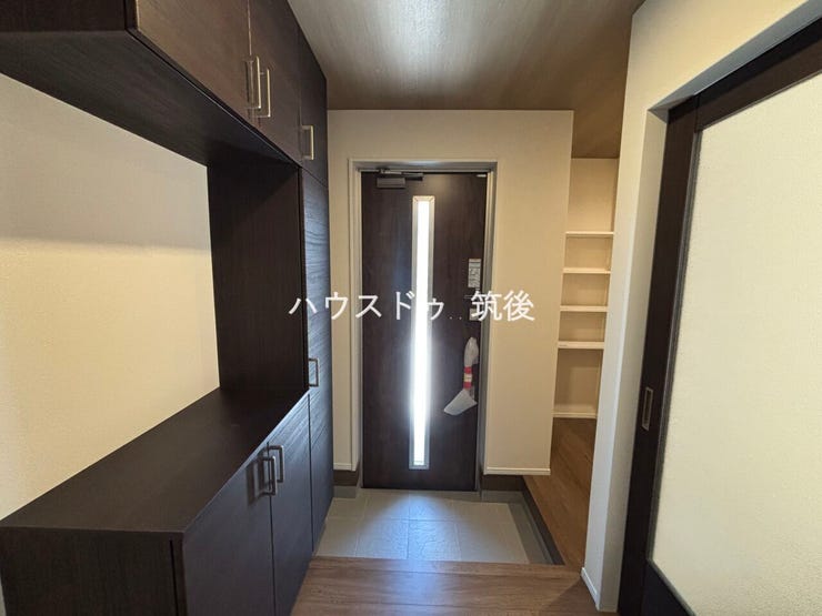 収納力のあるシューズボックス付き。すっきりとした玄関を保てます。
