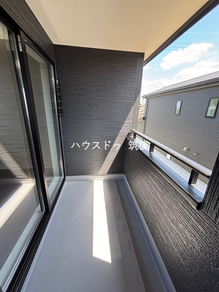 屋根付きで急な雨でも安心。洗濯物も干しやすいバルコニーです。