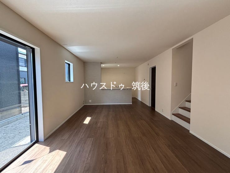 約18帖の広々LDK。南面からの採光で明るく開放的な空間が広がります。