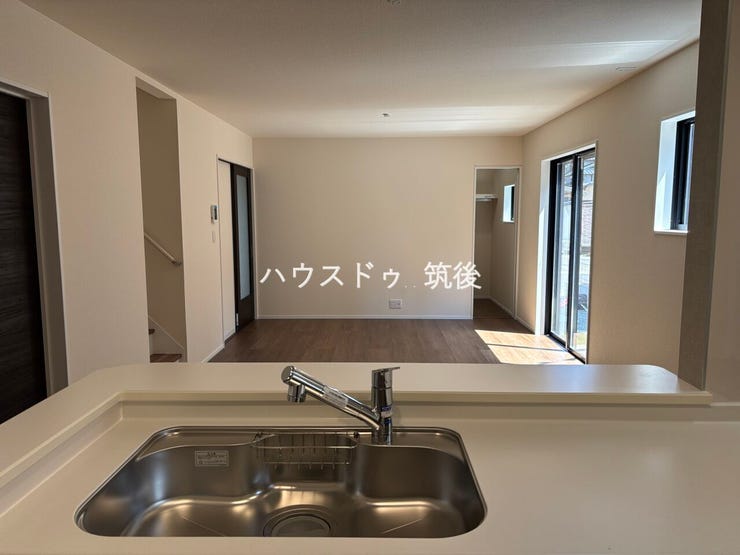 キッチンからリビング全体を見渡せる間取り。家族との会話も自然と増えます。