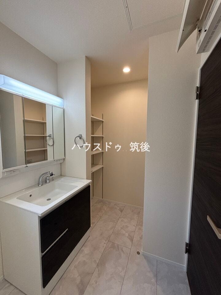 ゆとりある洗面脱衣室。収納棚付きでタオルや日用品もすっきり整理できます。
