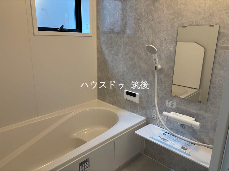 窓付きで換気しやすい浴室。毎日の疲れをゆったりと癒せる空間です。