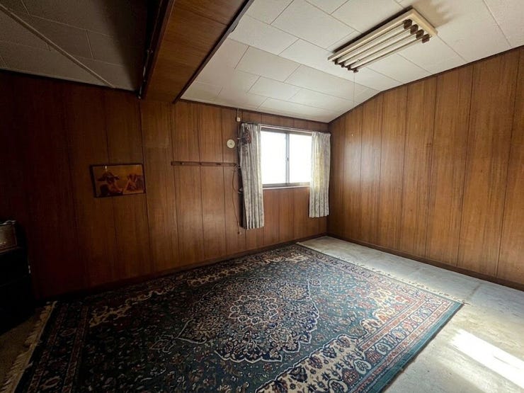 明るいお部屋で、一人で過ごす時間も大切にできます。
※画像はAI加工により荷物等を消去しています。