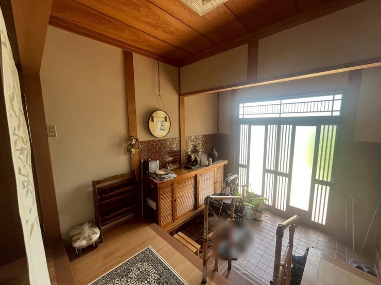 ゆったりとした広さと清潔感のある玄関!
※画像はAI加工により荷物等を消去しています。