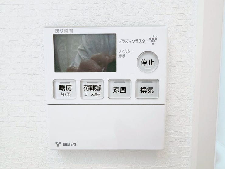 快適な浴室ライフには欠かせない浴室乾燥機。子育て世代や忙しい毎日の味方です。雨の日や夜間でも、天候を気にせず洗濯物を干せるのが魅力。生乾き臭の心配もなく、日々の家事効率がグッとアップします。
