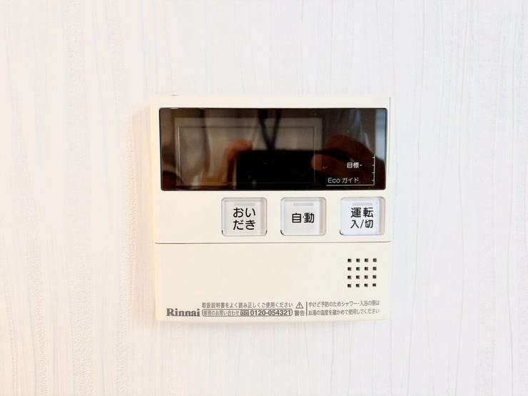 追い炊き機能でいつでも温かいお風呂を楽しめます。家族の入浴時間がバラバラでも、ボタン一つですぐに心地よい適温に。帰宅が遅くなったお父さんも、いつでもポカポカのお湯で一日の疲れを癒せます。