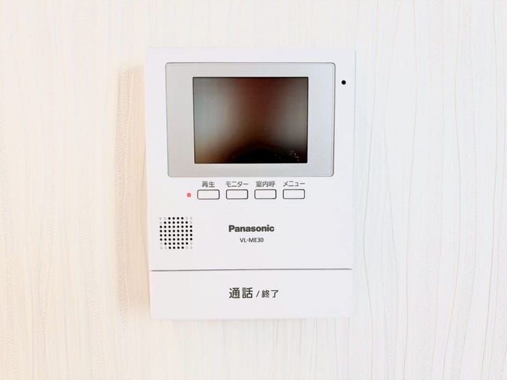 来客時に便利なTVモニター付きインターホン!お子様のお留守番にも安心です♪ 訪問者の顔や様子を室内からしっかり確認してから応対できるため、不審な勧誘や突然の来客にも落ち着いて対応できます。
