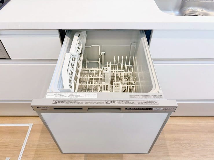 家族全員の使った食器はまとめて食洗機へ!家事の時短にはありがたい設備ですね。食後の面倒な後片付けを任せることで、夜の自由時間がグッと増え、ご家族でテレビを見たり団らんしたりする時間を楽しめます。