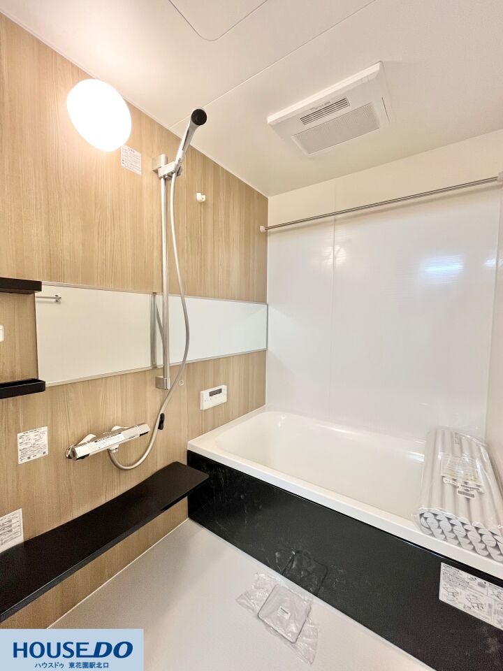 木目調のアクセントパネルが落ち着いた雰囲気を演出する浴室です♪ゆったりとした浴槽で、一日の疲れを癒やす時間を過ごせそうですね☆清潔感があり、お掃除のしやすさも魅力のバスルームです!