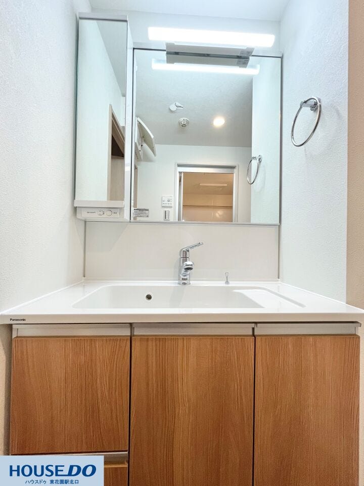 広々とした洗面ボウルは、朝の忙しい時間帯でも使い勝手が良く便利です♪鏡の裏や下部に収納が充実しており、散らかりがちな洗面周りも整頓しやすいつくりになっています☆明るい空間で気持ちよく準備ができますね!