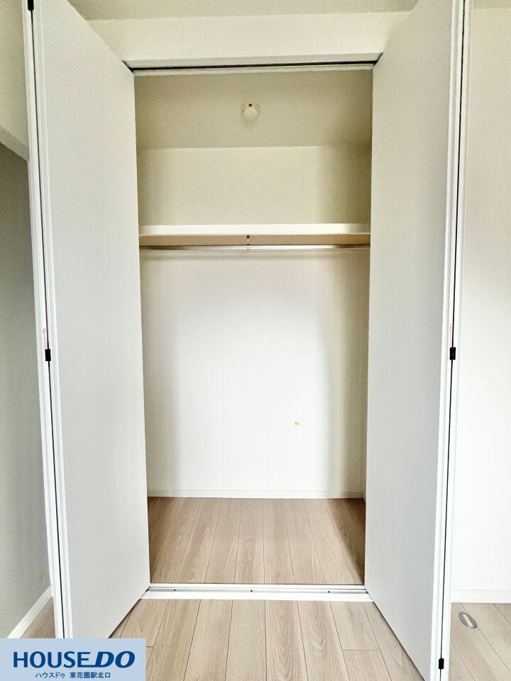 開口部が広く、出し入れがスムーズなクローゼットです♪内部もシンプルで使いやすく、たっぷりとした収納力で衣類をすっきりとキープできます☆お部屋をきれいに保つための、欠かせない収納設備ですね!