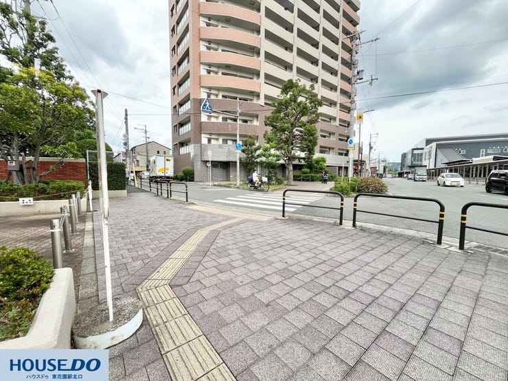 広々とした歩道が整備されており、歩行者にとってもベビーカーや車椅子の方にとっても安心感のある周辺環境です♪駅や周辺施設へのアクセスも良好で、暮らしやすさを実感できる立地です!