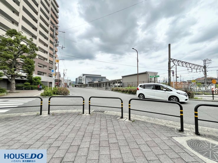 見通しの良い道路が広がり、空を大きく感じられる開放的なロケーションです♪車の交通量も落ち着いており、ゆったりとした時間が流れる住宅街の雰囲気ですね☆