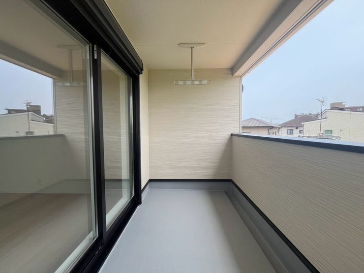広めなバルコニー。
屋根もあるので急な雨にも対応可能です。