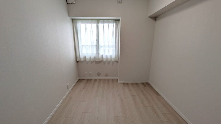 ■洋室(約4.9帖)■
約4.9帖の洋室は子供部屋や趣味の部屋として活用しやすいサイズ感。コンパクトながら落ち着いて過ごせる空間で、家具も配置しやすく、ライフスタイルに合わせて柔軟に使えます。