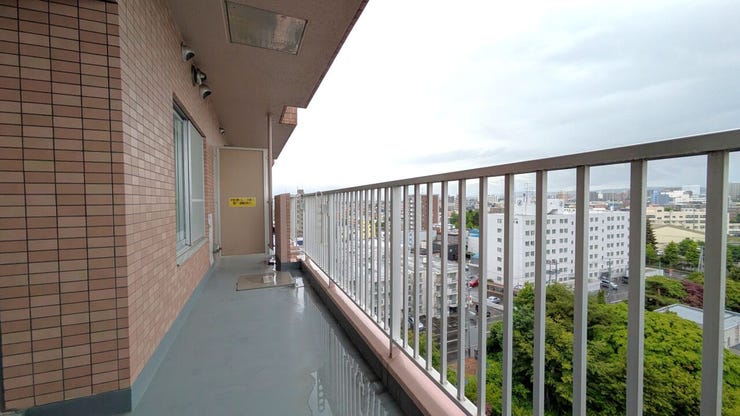■バルコニー■
10階部分につき陽当り・通風・眺望良好!前面に遮る高い建物がなく、開放的なパノラマの景色が広がります。ゆとりあるバルコニーなので、美しい街並み眺めながら心地よい時間を過ごせます。