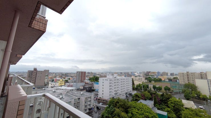■眺望■
遮るもののない大空へと視線が抜ける、10階部分からの開放的な眺望!この眺めだからこそ、お部屋の奥まで心地よい光と爽やかな風が通り抜けます。毎朝カーテンを開けるのが楽しみに♪