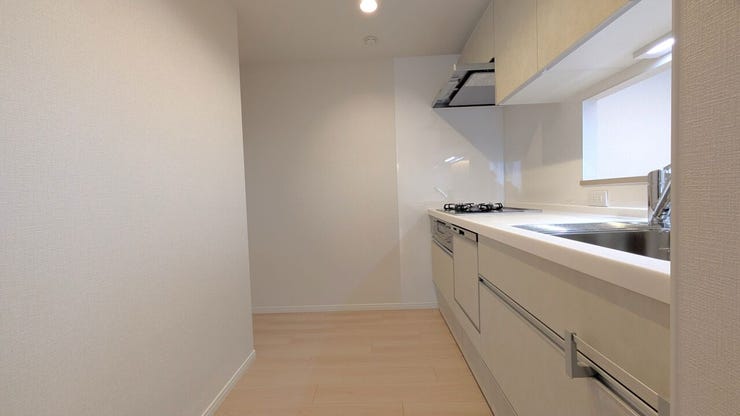 ■キッチン■
家族の様子を見守れる、広々とした対面式キッチン!開放的な空間で、のびのびとお料理を楽しめます。スペースにゆとりがあるため、配膳や後片付けの動線もスムーズで、毎日の家事が快適に♪