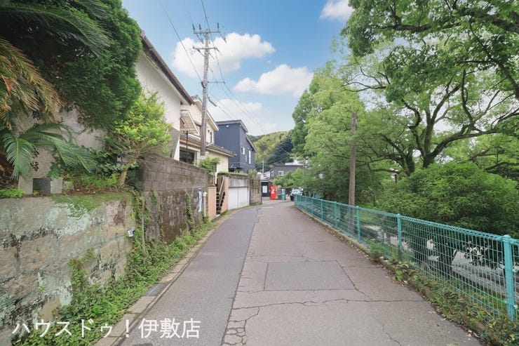 【前面道路】
西側前面道路、南方面
道路向かいが草牟田公園となっており、子育てに便利な立地