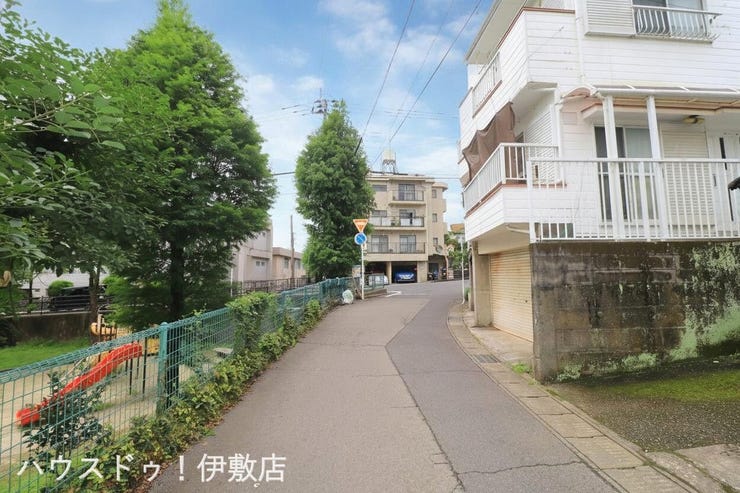 【前面道路】
西側前面道路、北方面
道路向かいが草牟田公園となっており、子育てに便利な立地