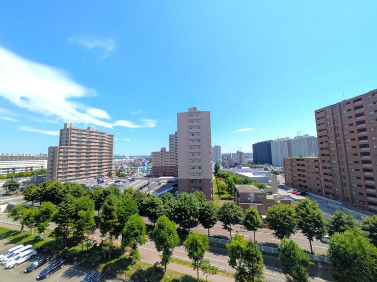 ◆眺望◆
14階建ての9階部分なので、高層階から眺める景色は、見晴らしが良いです!!広々とした窓から、日の光をお部屋に取り込めます♪バルコニーも広いので、色んな角度から景色を眺めることが出来ますね。
