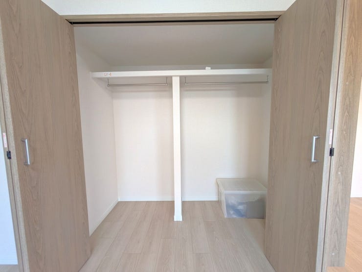 ◆クローゼット◆
収納スペースが効果的に使われることで、お部屋が広々とした印象を与えます♪各居室収納付なので荷物の多い方やオシャレさんにも嬉しいですね。ご内覧も可能です!お気軽にお問い合わせ下さい☆