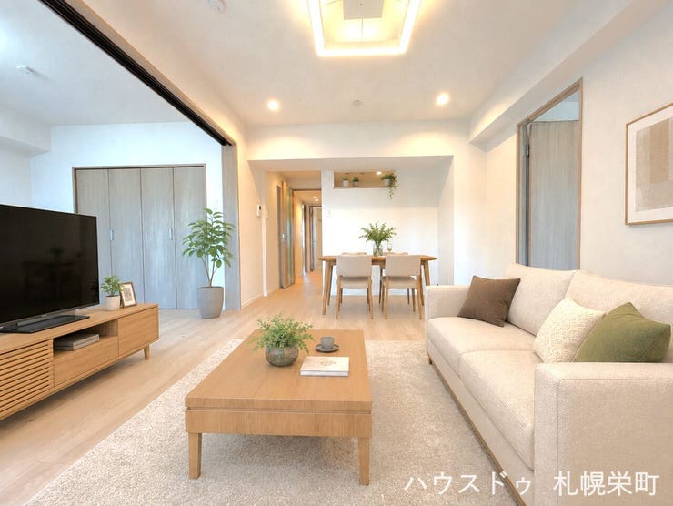 【リビング】
◆LDK(約13.3帖)◆※CG加工含む
家具の配置によってはリビングとダイニングを分けて使うこともできますね!ご家族のだんらんはもちろん、お子様のリビング学習にもピッタリです☆