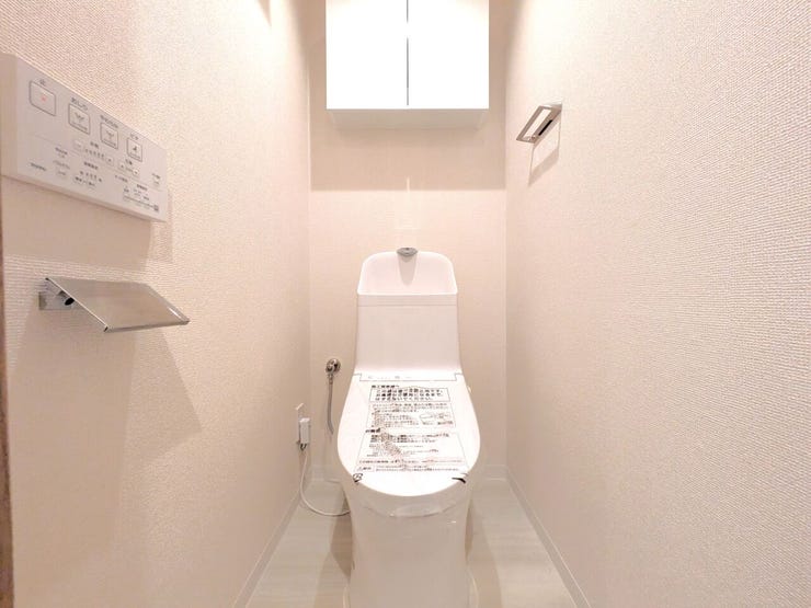 ◆トイレ◆
温水洗浄便座付きトイレは衛生的で快適なトイレの利用を提供し、多くの人にとって日常の生活を向上させる便利な機能となっています!上部には収納あり♪壁リモコン付きなので、操作も楽々です☆